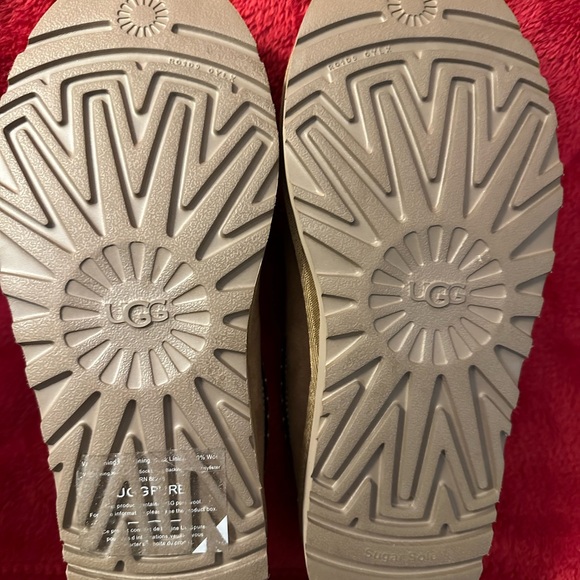 UGG shoes for sell. Never used because they didn’t fit me. - Picture 5 of 6